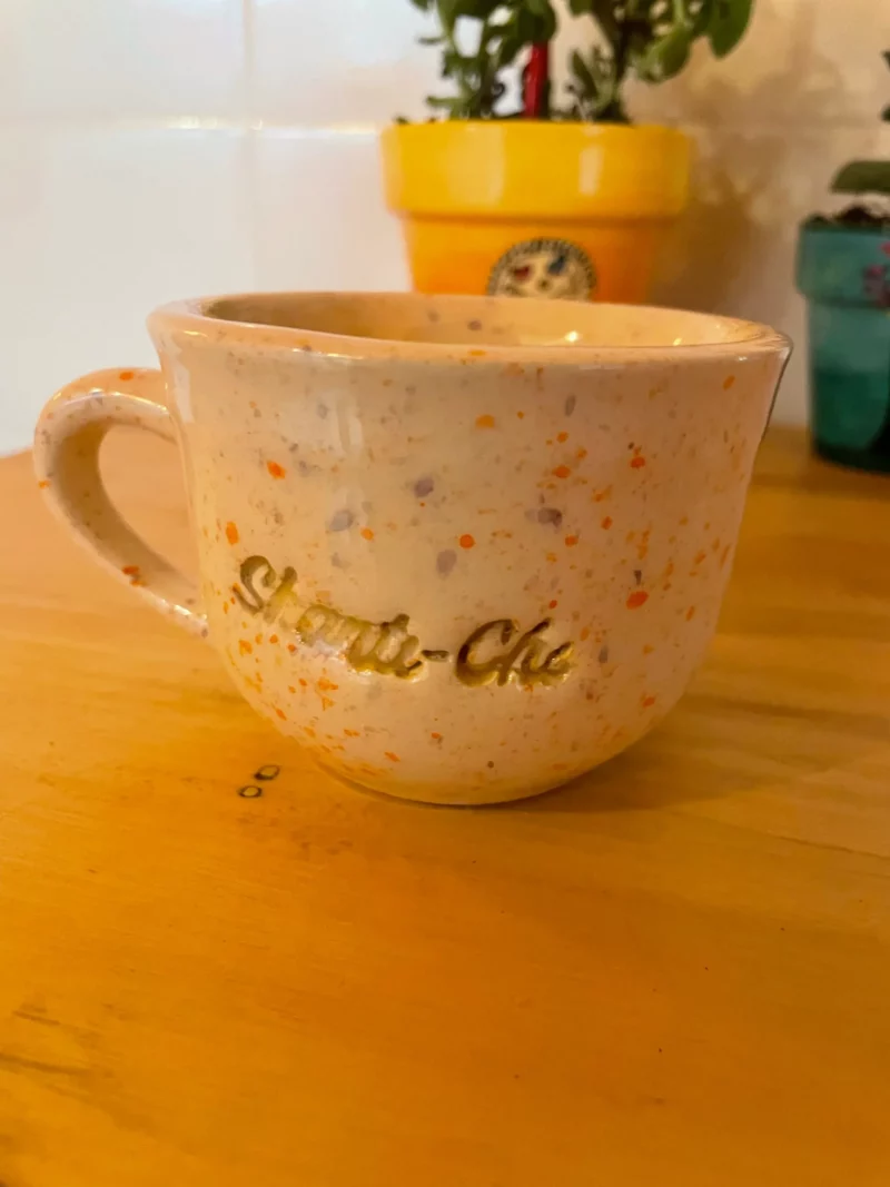 Taza mediana de cerámica salpicada